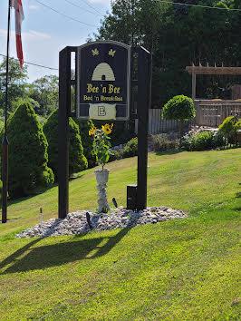 Front sign at Bee n' Bee
